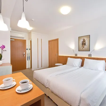 לינה וארוחת בוקר 21 Victus By Renters 3*